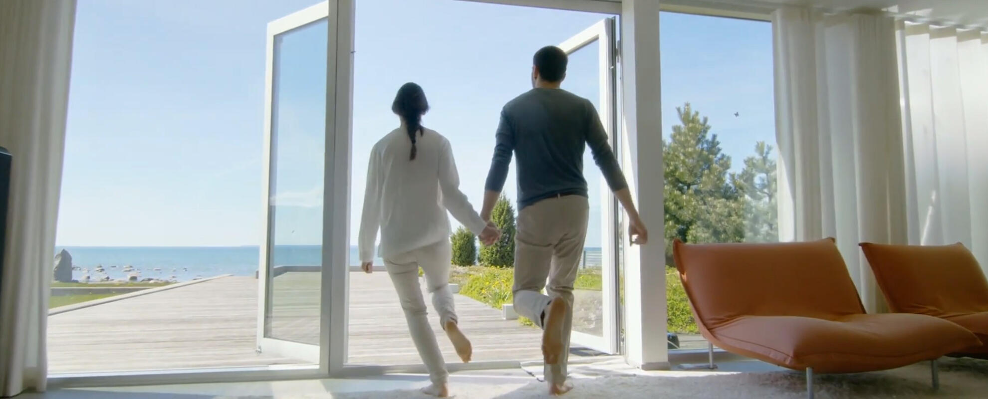Paar läuft durch offene Terassentür nach draußen.